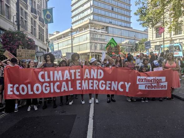 Em Londres, o protesto reuniu algumas centenas de pessoas na Embaixada Brasileira. A destruiÃ§Ã£o acelerada da AmazÃ´nia foi associada Ã  pauta da 'EmergÃªncia ecolÃ³gica e climÃ¡tica'