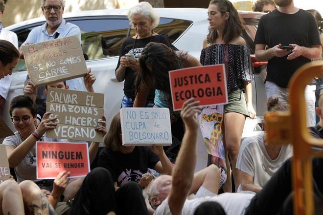 Os manifestantes em Madri tambÃ©m promoveram um 'deitaÃ§o' em frente Ã  embaixada