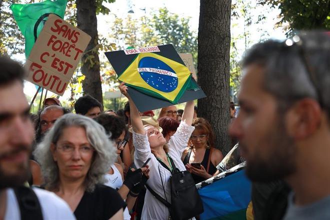 O ato em Paris tambÃ©m teve cobranÃ§as ao governo brasileiro e gritos de 'Fora, Bolsonaro'