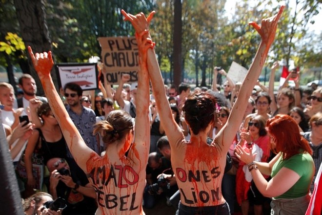 Em Paris, o ato a favor da preservaÃ§Ã£o da AmazÃ´nia tambÃ©m ocorreu em frente Ã  embaixada brasileira. Manifestantes se cobriram de tinta vermelha para demonstrar a destruiÃ§Ã£o da floresta