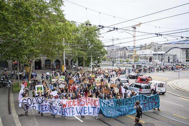 Na SuÃ­Ã§a, houve manifestaÃ§Ãµes nas trÃªs maiores cidades do paÃ­s. Em Zurique, centenas de pessoas marcharam contra as polÃ­ticas de Jair Bolsonaro para a AmazÃ´nia