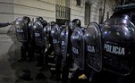 A prefeitura de Buenos Aires, controlada pelo opositor de direita Horacio Larreta, ordenou a instalação de uma cerca para impedir que os manifestantes chegassem à esquina da residência de Cristina, epicentro de vigílias e manifestações na semana passada