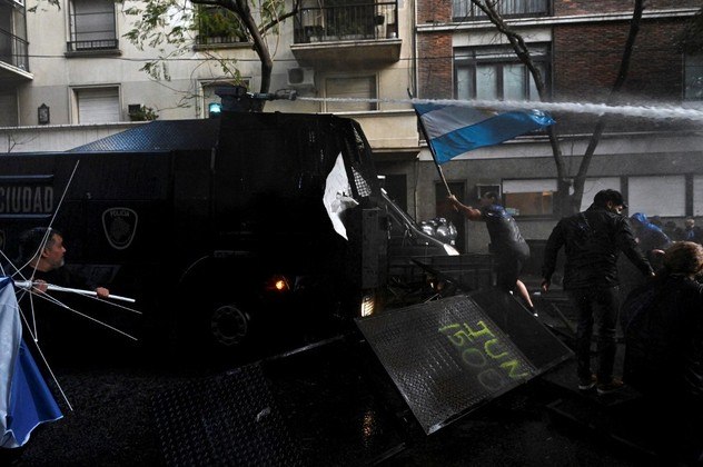 A polícia reprimiu os atos com jatos de água e gás lacrimogêneo, mas os manifestantes prosseguiram e chegaram à porta da residência durante a noite para acompanhar um discurso de Cristina