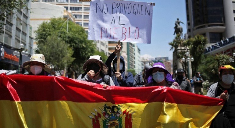 Manifestantes levam cartazes de ordem em que se diz que o governo não deve provocar o povo
