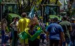 Agricultores fazem tratoraço em apoio ao movimento contra resultado das eleições, e se juntam aos apoiadores de Bolsonaro, em frente ao Tiro de Guerra em Maringá, no Paraná