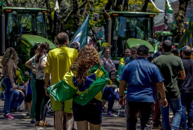 Agricultores fazem tratoraço em apoio ao movimento contra resultado das eleições, e se juntam aos apoiadores de Bolsonaro, em frente ao Tiro de Guerra em Maringá, no Paraná