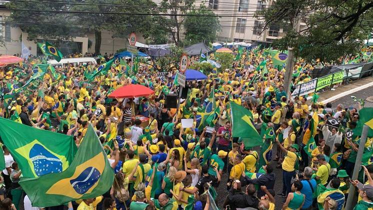 A manifestação em Belo Horizonte se concentra na avenida Raja Gabaglia em frente ao Comando da 4ª Região Militar do Exército, na região oeste da capital