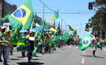 Apoiadores do presidente Jair Bolsonaro realizam manifestação em frente ao 20º Quartel do Bacacheri (Batalhão de Infantaria Blindado), na cidade de Curitiba, neste feriado. Os manifestantes protestam contra o resultado das urnas