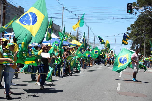 Apoiadores do presidente Jair Bolsonaro realizam manifestação em frente ao 20º Quartel do Bacacheri (Batalhão de Infantaria Blindado), na cidade de Curitiba, neste feriado. Os manifestantes protestam contra o resultado das urnas