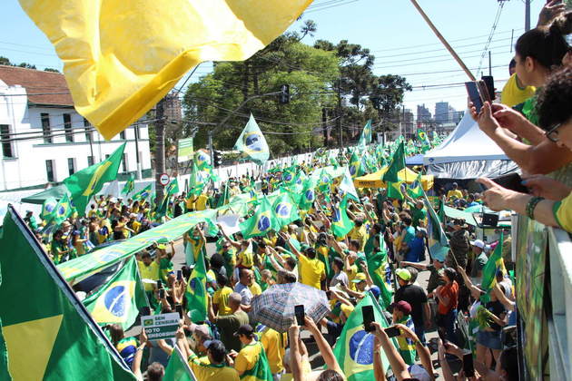 Manifestação em frente ao 20º Quartel do Bacacheri (Batalhão de Infantaria Blindado), na cidade de Curitiba