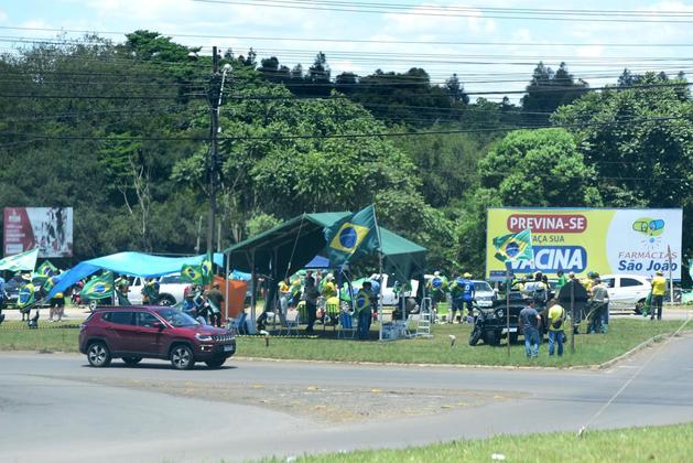 Grupos de manifestantes contrários ao resultado das eleições para Presidente, se concentram junto ao 'Trevo do Ricci' na rodovia RS-324 em Passo Fundo, município do Rio Grande do Sul