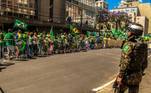 Protestos em Porto Alegre reúne manifestantes de verde amarelo com bandeiras do Brasil