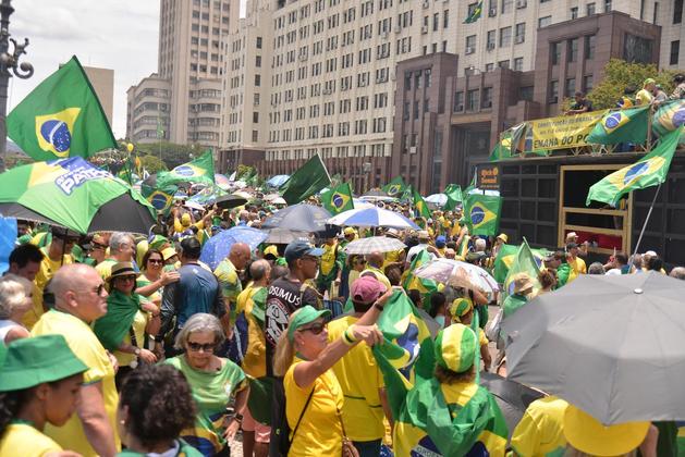 Manifestantes participam de ato em frente à sede do Comando Militar do Leste, na cidade do Rio de Janeiro