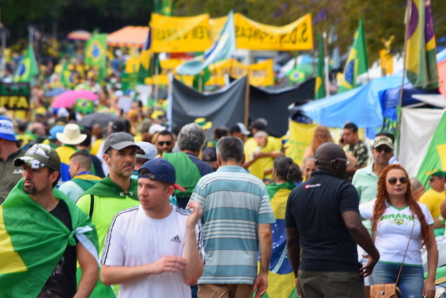 O feriado em comemoração à Proclamação da República, nesta terça-feira (15), fez com que aumentasse o número de manifestantes que protestam contra a vitória de Luiz Inácio Lula da Silva (PT).  Em São Paulo as manifestações acontecem avenida Srg. Mario Kozel Filho, entre o prédio da Alesp (Assembleia Legislativa de São Paulo) e o CMSE (Comando Militar do Sudeste)