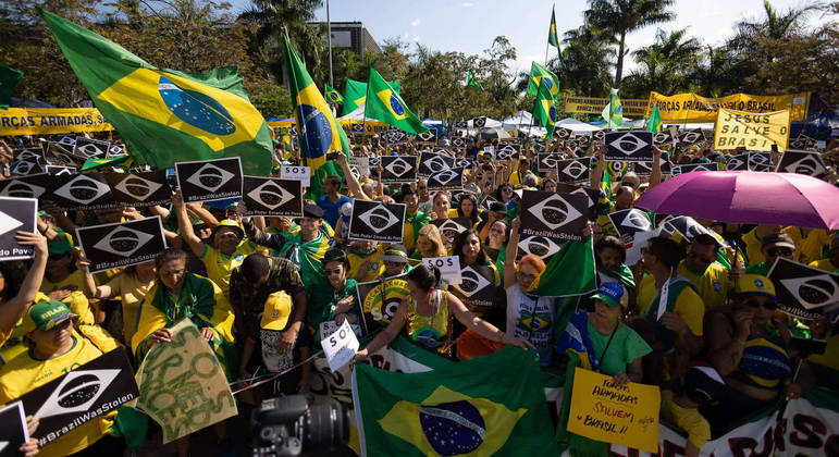 Protestos acontecem em frente ao Círculo Militar, na região do Ibirrapuera, zona sul de São Paulo