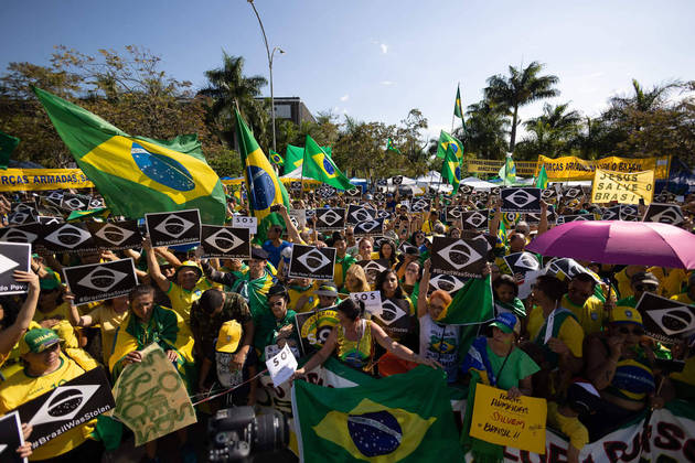 Manifestantes se reúnem perto do Comando Militar Sudeste, na região do Ibirapuera, zona sul de São Paulo para protestar contra o resultado das eleições