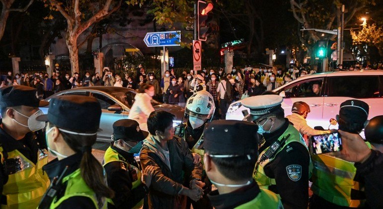 Policiais chineses prenderam manifestantes e jornalistas em processo