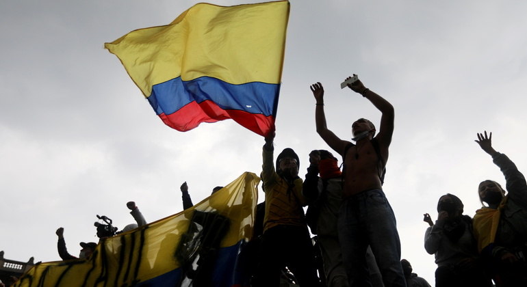 Colômbia bate recorde de mortes por covid-19 em 24 horas em meio a protestos contra o governo
