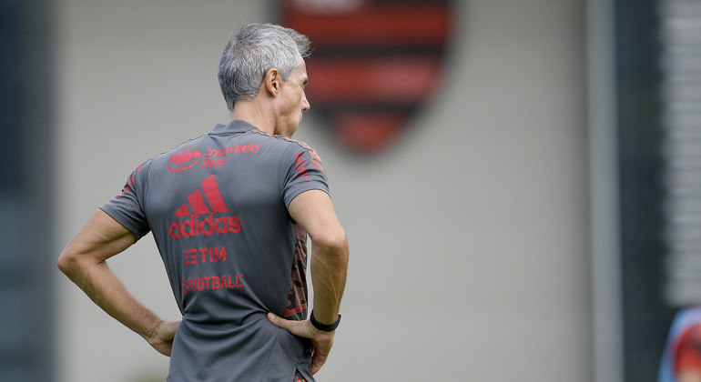 Técnico Paulo Sousa, do Flamengo, em treino do time no CT Ninho do Urubu
