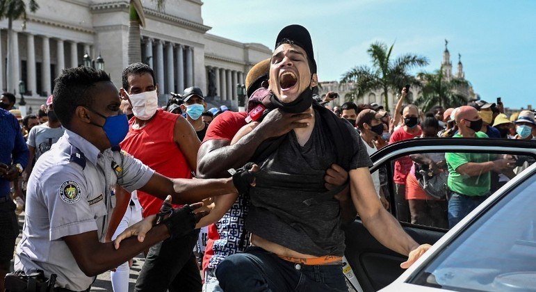 Manifestante preso nos protestos contra o governo de Cuba em 11 de julho