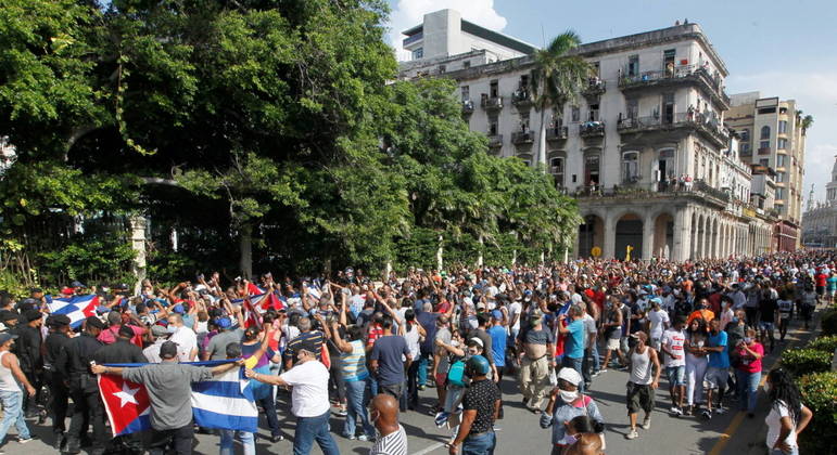 Centenas de cubanos foram às ruas de Havana no domingo

