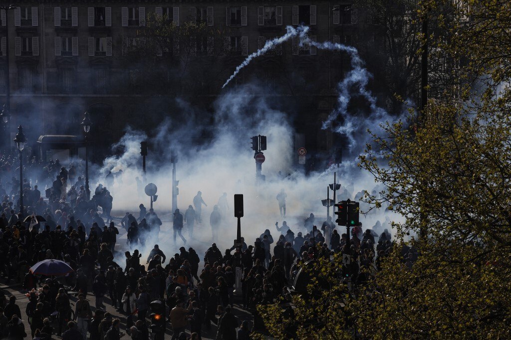 Manifestantes invadem a sede do grupo Louis Vuitton, em Paris
