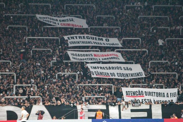 Muitos cartazes com protestos direcionados ao elenco e diretoria do Corinthians foram vistos nas arquibancadas: 