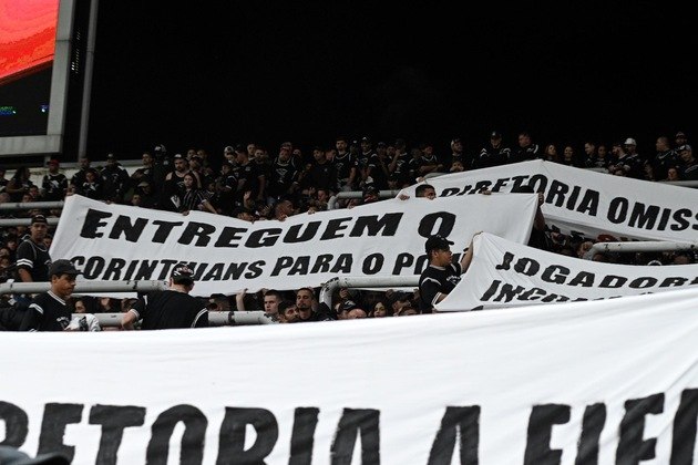 Torcedores ficaram sentados durante a maioria do primeiro tempo, como parte da manifestação