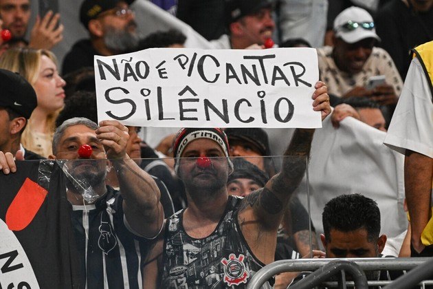 A vitória do Corinthians por 3 a 0 contra o Liverpool, nesta quarta (28), válida pela última rodada da fase de grupos da Libertadores, foi marcada por protestos da torcida alvinegra, insatisfeita com a má-fase corintiana, e com decisões controversas da diretoria do clube