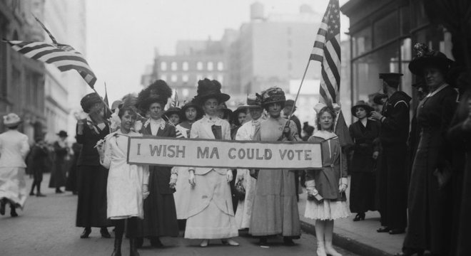  Em 1913, as mulheres já protestavam pelo direito de votar nos Estados Unidos; nessa época, eram frequentes os protestos também por melhores condições de trabalho