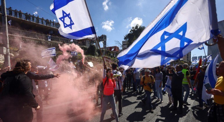 Manifestantes ocupam as ruas do centro de Tel Aviv para se opor à reforma do Judiciário