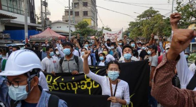 Manifestantes voltaram às ruas nesta segunda-feira (5) em várias áreas, como Mandalay