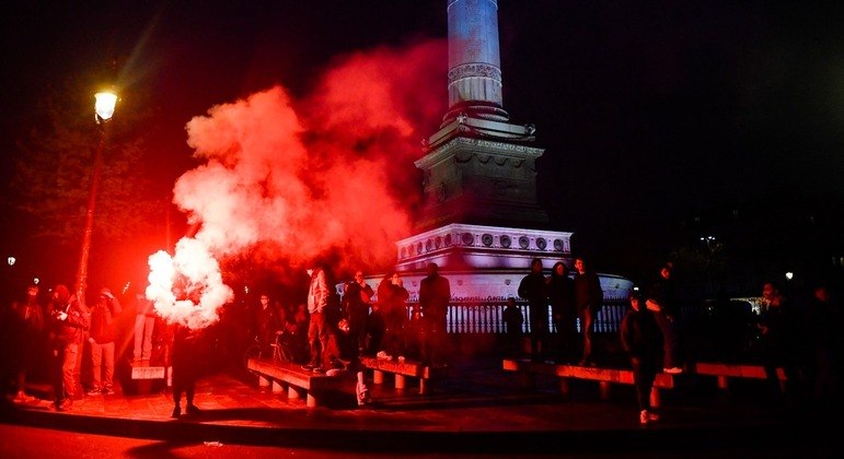 Manifestantes protestam contra a reforma da Previdência nesta sexta-feira (14), em Paris
