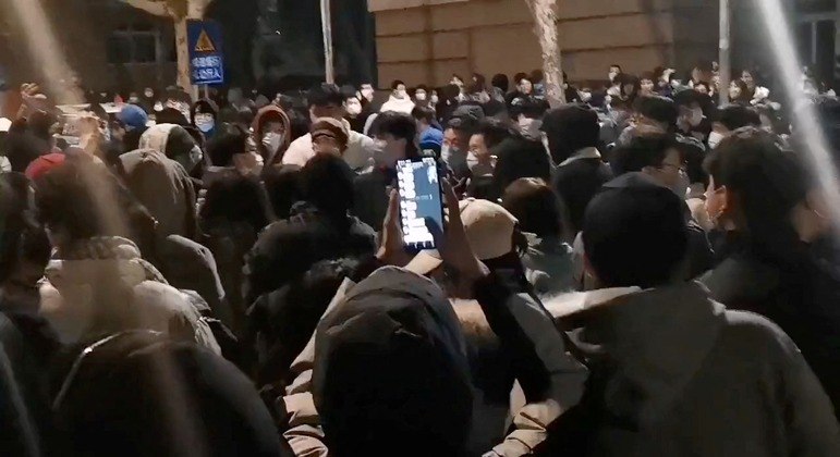 Estudantes reunidos na Universidade de Tecnologia de Nanjing para protestar contra confinamento
