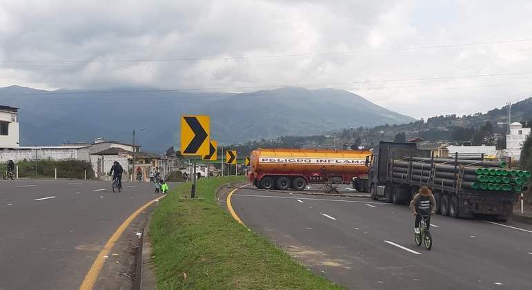 Estradas foram bloqueadas com caminhões e outros obstáculos, como pedras e pneus