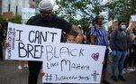 Pai e filha carregam cartaz Black Lives Matters nos protestos em Detroit pela morte de George Floyd