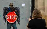 Mulher fotografa grafite em homenagem a George Floyd em Barcelona, Espanha