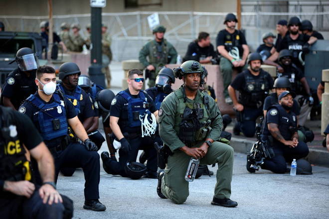 Alguns policiais estão se unindo aos manifestantes durante os protestos contra o racismo nos Estados Unidos. Milhares de manifestantes tomaram as ruas de centenas de cidades americanas depois do assassinato de George Floyd, um homem negro, por policiais branco em Mineápolis, na semana passada 