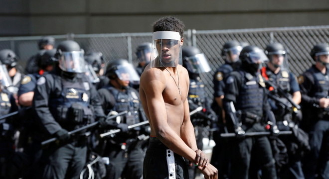 Manifestante em Portland, durante manifestações contra o racismo e a violência policial