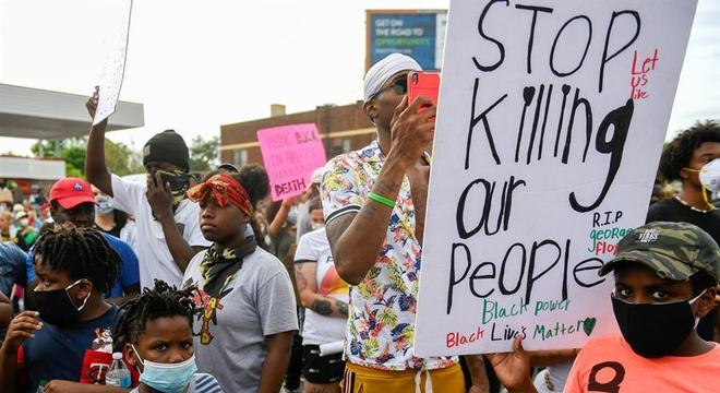 'Parem de matar nossa gente', diz cartaz nas mãos de menino negro