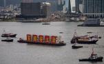 Barcaça carrega letreiro dando vivas à nova Lei de Segurança Nacional de Hong Kong