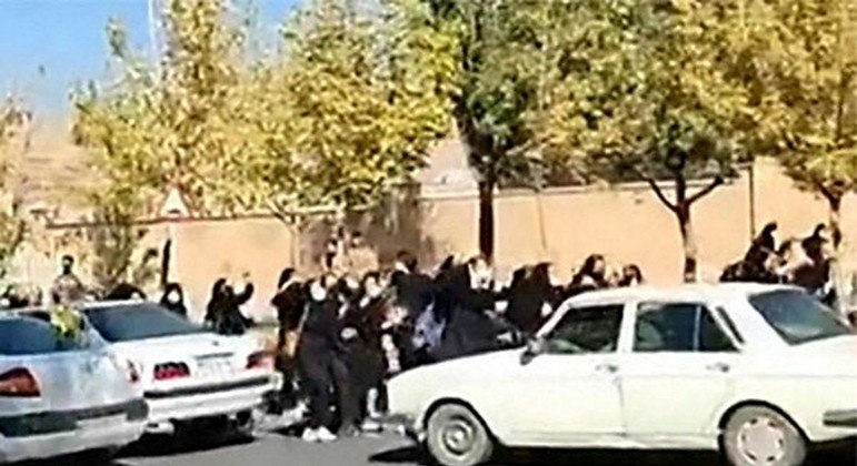 Jovens estudantes iranianas realizam manifestações e desafiam repressão