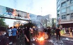 Desde o início dos protestos após a morte de Amini na sexta-feira (16) passada, houve cortes de internet, mas muito localizados, especialmente no Curdistão iraniano, de onde Amini era originária. Amini foi detida na terça-feira (13) da semana passada pela chamada Polícia da Moral em Teerã, onde estava de visita, e foi levada a uma delegacia para assistir a 'uma hora de reeducação' por usar incorretamente o véu