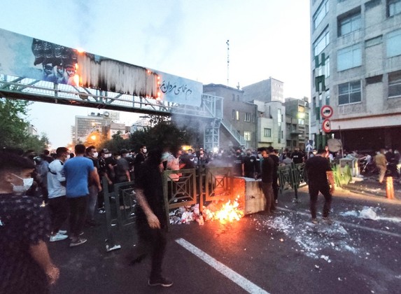 Desde o início dos protestos após a morte de Amini na sexta-feira (16) passada, houve cortes de internet, mas muito localizados, especialmente no Curdistão iraniano, de onde Amini era originária. Amini foi detida na terça-feira (13) da semana passada pela chamada Polícia da Moral em Teerã, onde estava de visita, e foi levada a uma delegacia para assistir a 