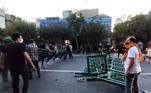 'O Irã está sofrendo agora as maiores restrições na internet desde o massacre de novembro de 2019', disse a NetBlocks. A plataforma se refere a protestos de três anos atrás motivados por aumentos no preço do combustível que a Anistia Internacional disse terem deixado mais de 300 pessoas mortas e milhares presas. Naquela época, as autoridades iranianas cortaram completamente a internet durante vários dias em todo o país