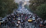 O Irã bloqueou quase completamente a internet móvel e limitou aplicativos como WhatsApp e Instagram na noite desta quarta-feira (21), em uma aparente tentativa de controlar os protestos pela morte de Mahsa Amin, supostamente assassinada pela polícia após ser detida por não usar o véu corretamente