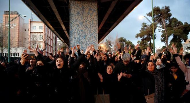 Iranianos protestam contra o governo após admissão de culpa por queda de avião