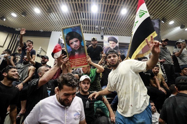 Os manifestantes agitavam bandeiras iraquianas e retratos de Sadr dentro do prédio, enquanto milhares de pessoas protestavam do lado de fora, segundo um jornalista da AFP. No hemiciclo, caminhavam fazendo o sinal da vitória e tirando selfies