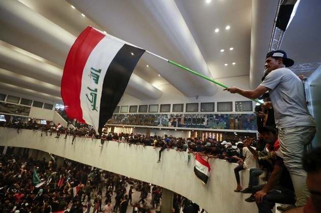 Milhares de apoiadores do líder político xiita Moqtada al-Sadr voltaram a ocupar o Parlamento do Iraque neste sábado (30), ação que planejam manter até novo aviso, após um dia de protestos no país, mergulhado em crise política