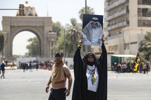 Os apoiadores de al-Sadr se reuniram neste sábado no centro de Bagdá para denunciar a candidatura ao cargo de primeiro-ministro de Mohamed Chia al-Sudani, considerado próximo do ex-chefe de governo Nuri al-Maliki 